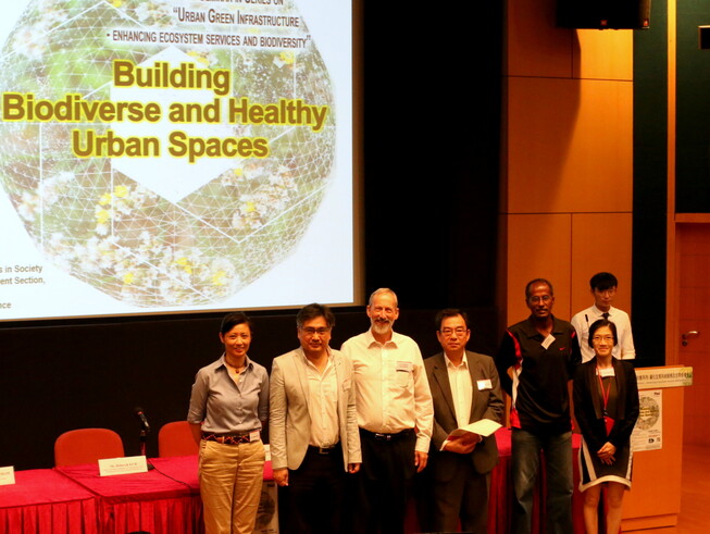 Five guest speakers take a group photo with Prof. Leslie CHEN, Dean, Faculty of Design and environment, THEi. 